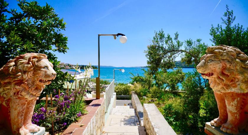 Villa Lion — Hotel in Seget Vranjica