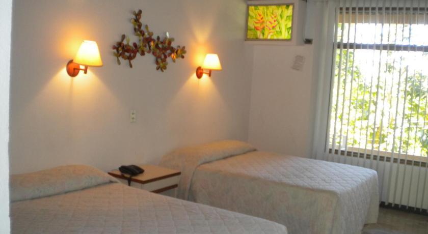 Image of standard double room with street view 9