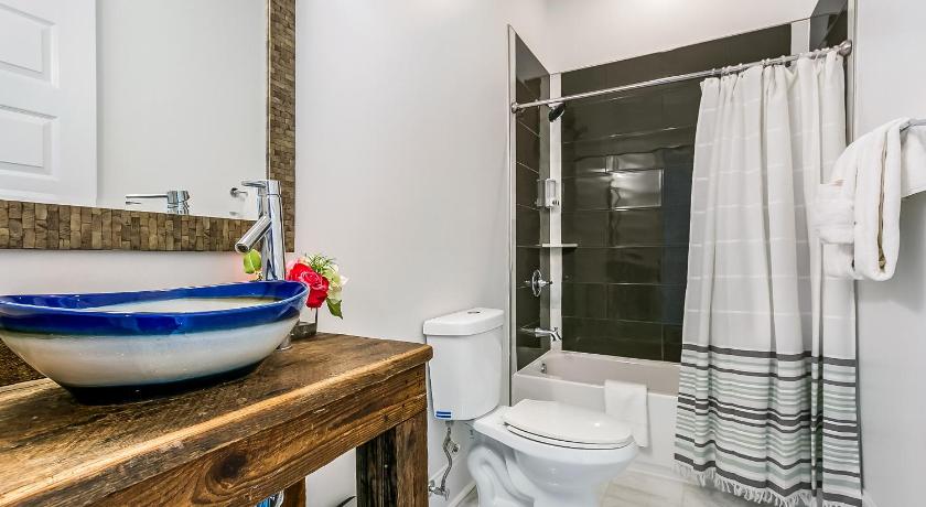 Modern, Spacious Townhouse with Luxury Amenities photo
