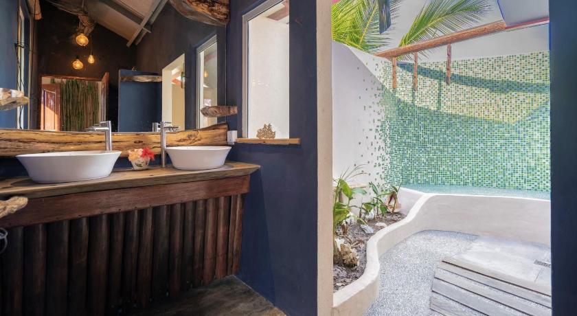Image of Beach Front Superior Villa with Air Conditioning and Hot Water 2