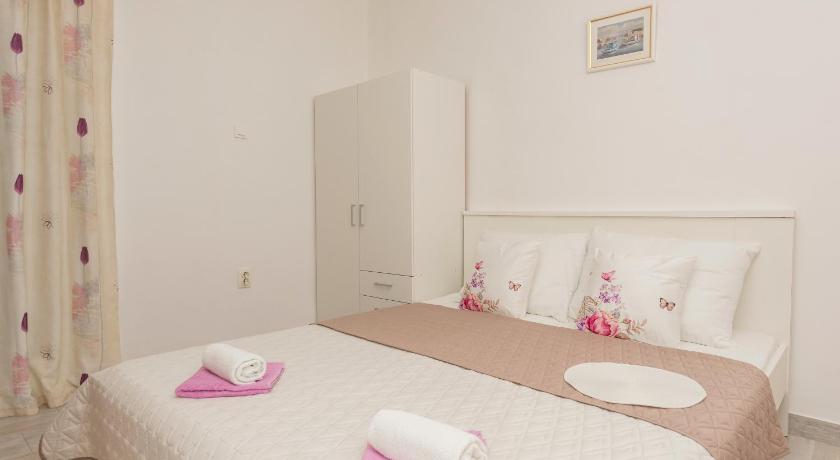 Apartmani Sol — Hotel in Makarska