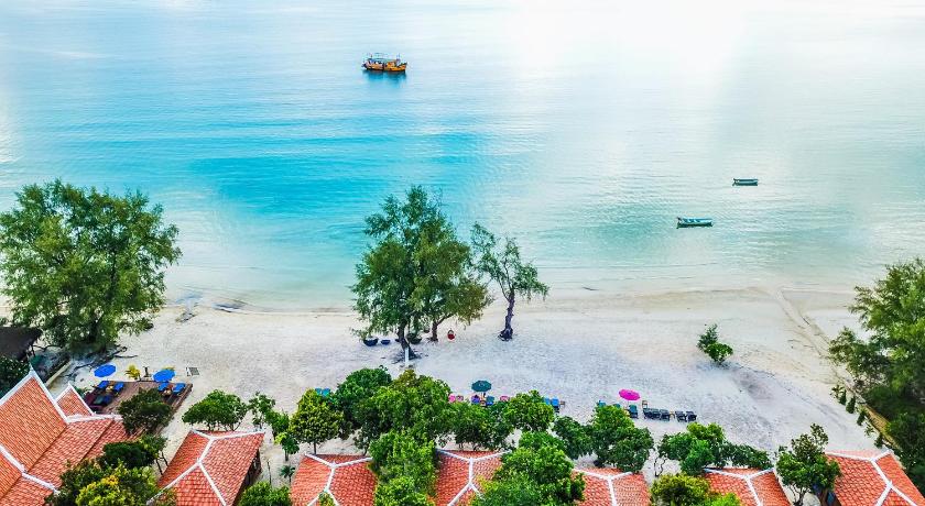 a beach filled with palm trees and palm trees, Sol Beach Resort in Koh Rong Sanloem