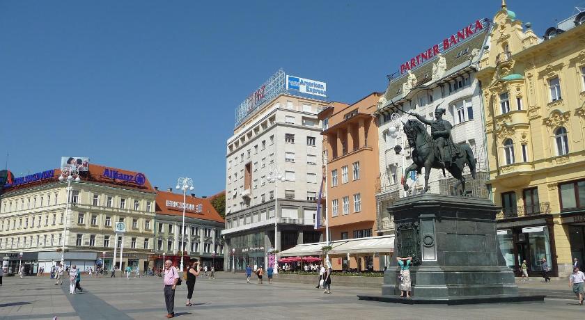 Main Square Oval Apartment photo