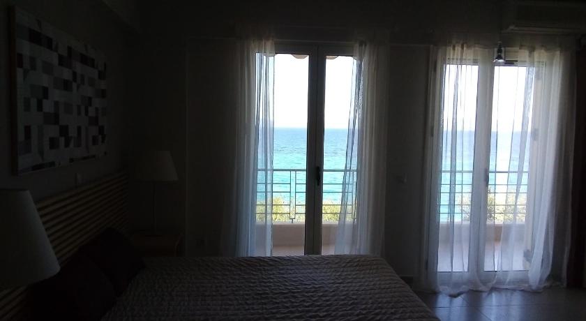 Avia Holiday Homes photo