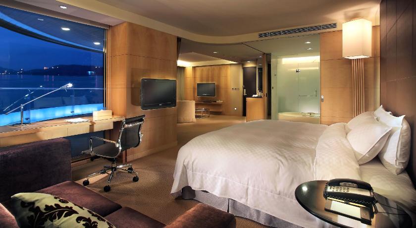 Image of Lake Suite 3