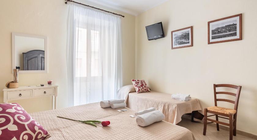Image of Double Room with Private Bathroom 5