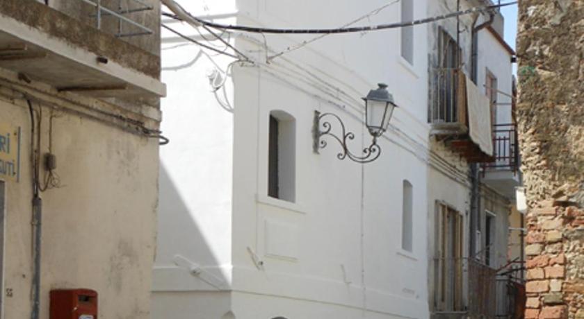 BORGO PETELIA, Casa Castiglione, Antica casa su due piani con scala esterna