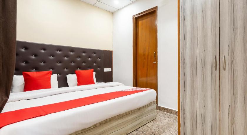 OYO 40649 Hotel Kapoor Residency