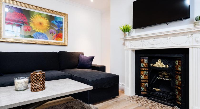 Large Two Bed With Private Entrance And Patio Apartment London