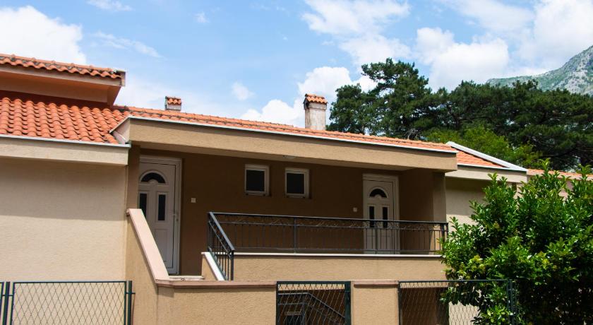 Veron Apartments photo