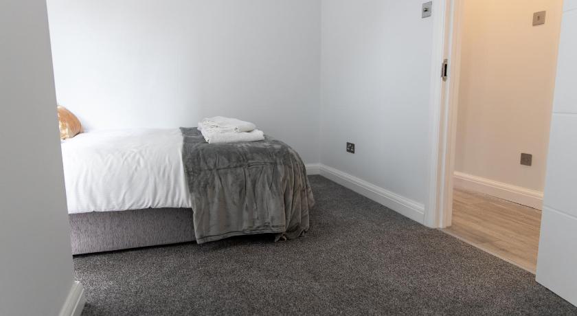 Three-Bedroom Apartment, London Northwick Park Serviced Apartments by Riis Property in London
