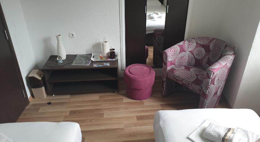 Nova dvokrevetna soba sa dva odvojena kreveta i zajednickim kupatilom — Hotel in Kotor