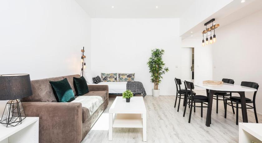 Image of Deluxe One-Bedroom Apartment 3