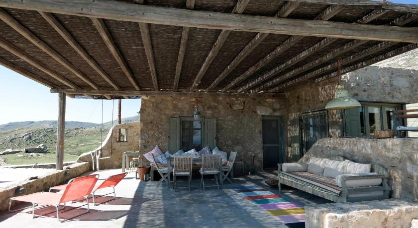BUFO - Serifians — Hotel in Vagia