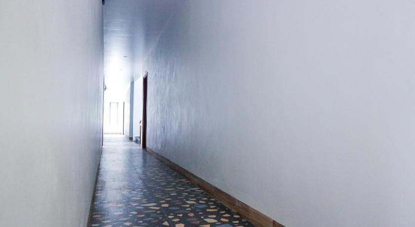 an empty hallway with a black and white striped wall, Cat Ba Xanh - Green Cat Ba Hotel in Cat Ba Island
