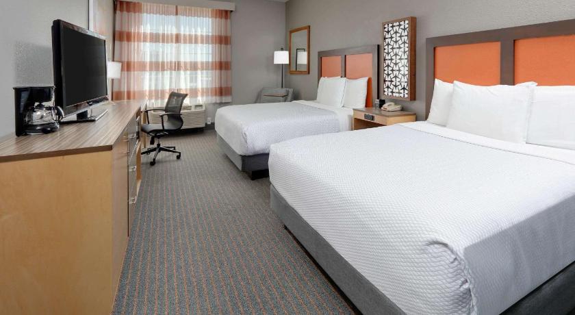 La Quinta Inn & Suites by Wyndham Dallas Love Field