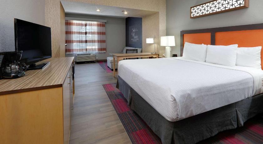 La Quinta Inn & Suites by Wyndham Dallas Love Field