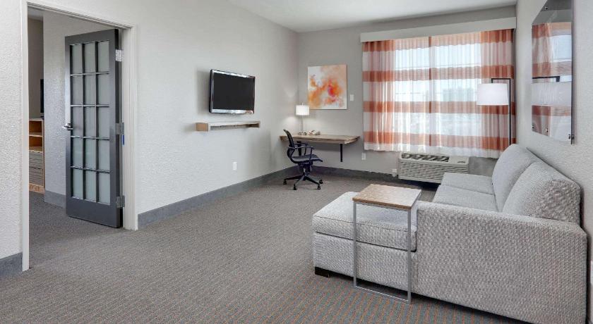 La Quinta Inn & Suites by Wyndham Dallas Love Field