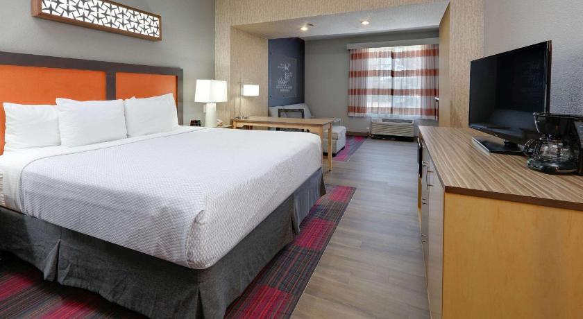 La Quinta Inn & Suites by Wyndham Dallas Love Field