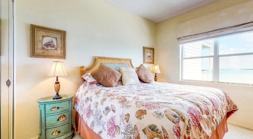 a bedroom with a bed, a dresser, and a window, Baywatch in Pensacola Beach (FL)