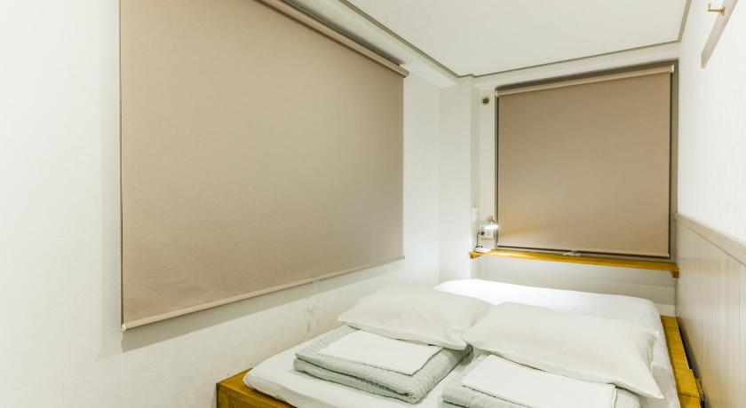 Dvoulůžkový pokoj s manželskou postelí a sdílenou koupelnou