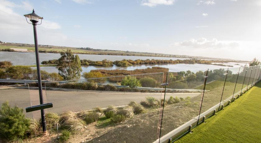 ‘Serenity’ and sweeping Murray River views — Hotel in Murray Bridge