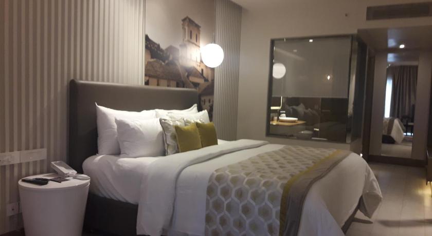 Image of Corner Suite 4