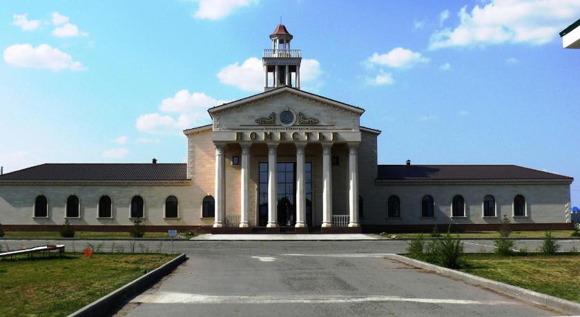 BANQUETING & GUEST HOUSE ПОМЕСТЬЕ