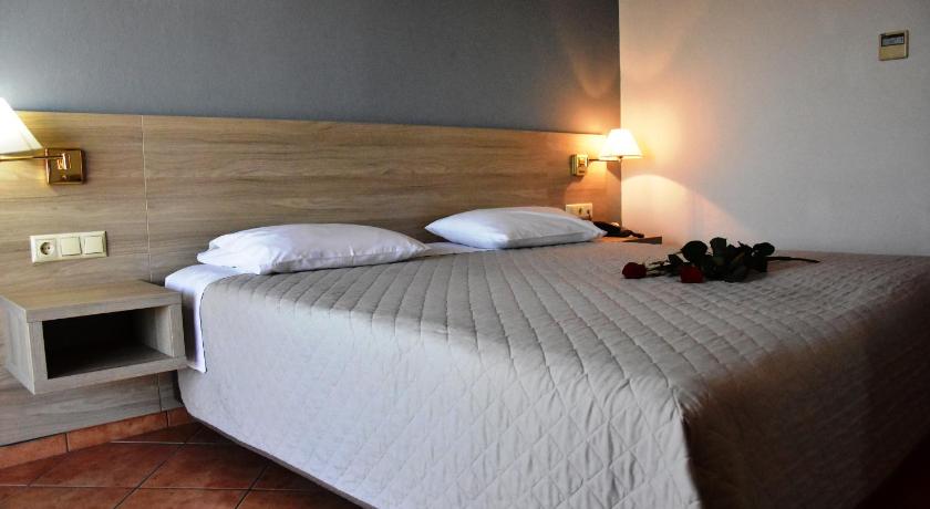 Image of Economy Triple Room 5
