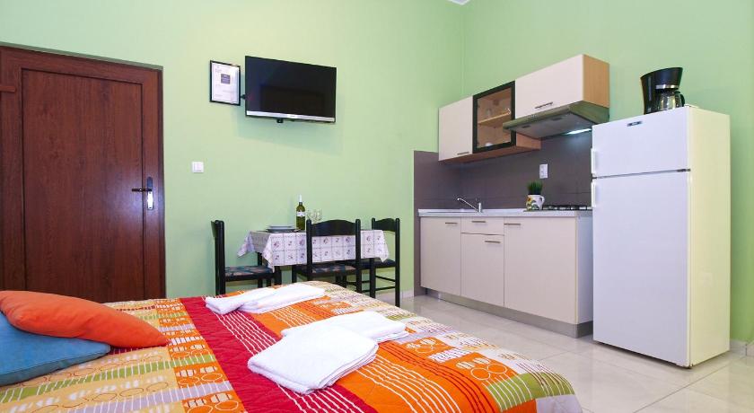 Apartment 898 - image 17
