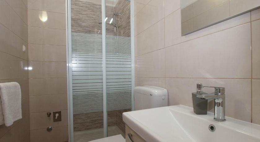Apartment 898 - image 40
