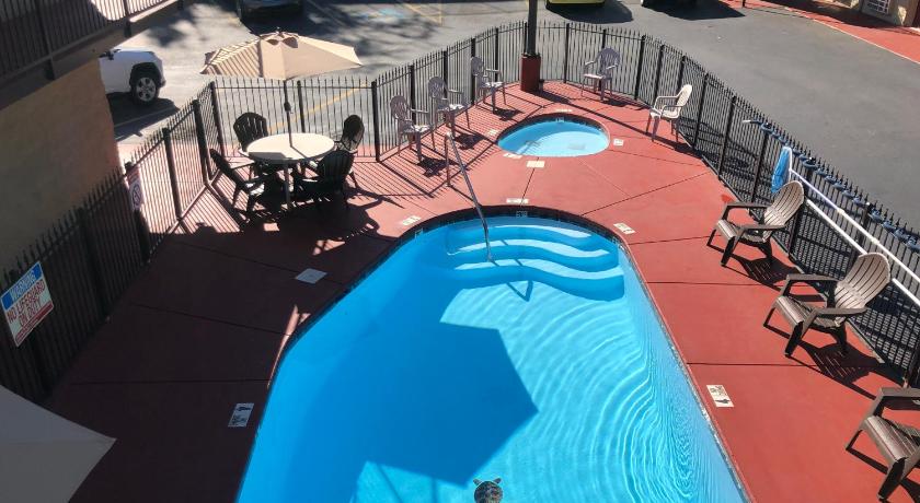 Pin Oak Parkway Inn photo
