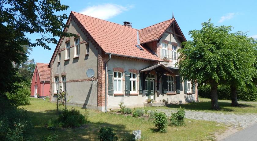 Ferienhaus am Wald mit Klavier, Holzofen, Sauna — Hotel in Vielank