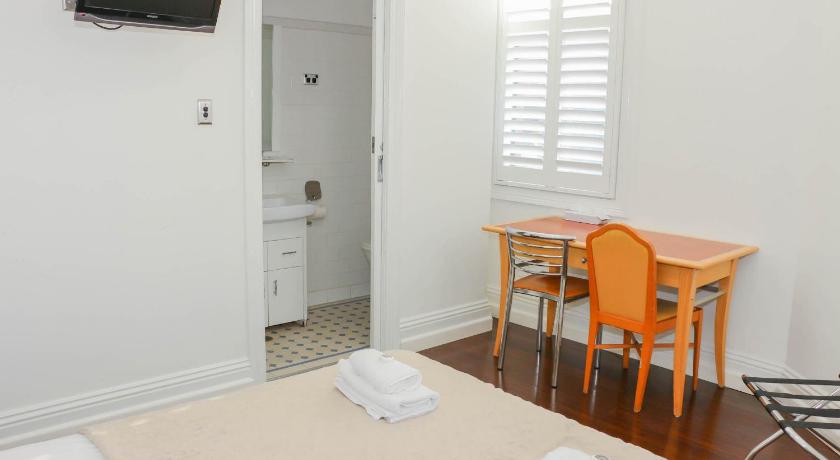 Image of Queen Room with En-Suite 5