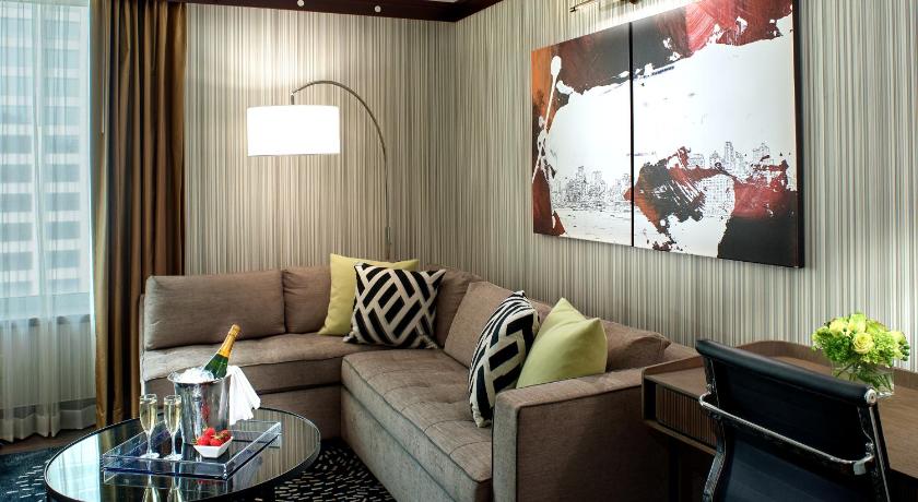 Luxury 1 Bedroom Suite 1 King Separate Living Room With Sofa Bed 45 Sm - 490 Sf fotója 8