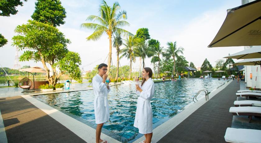 a man and a woman standing in front of a pool, Westlake Hotel & Resort Vinh Phuc in Vinh Yen (Vinh Phuc)