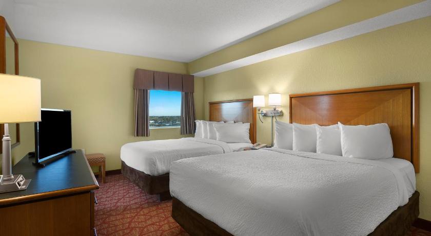 a hotel room with two beds and a television, Bay View Resort Myrtle Beach in Myrtle Beach (SC)