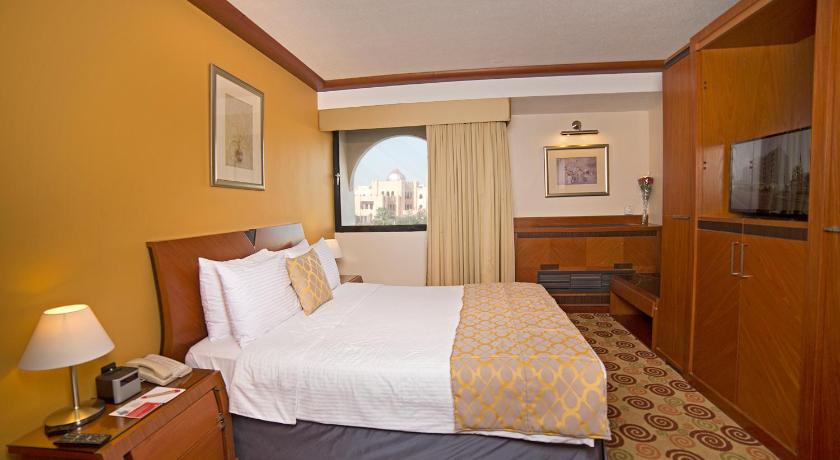 Image of 1 King Bed, Deluxe Room, Non-Smoking 4