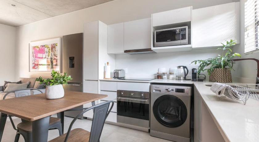 Trendy Melrose Apartment - image 5