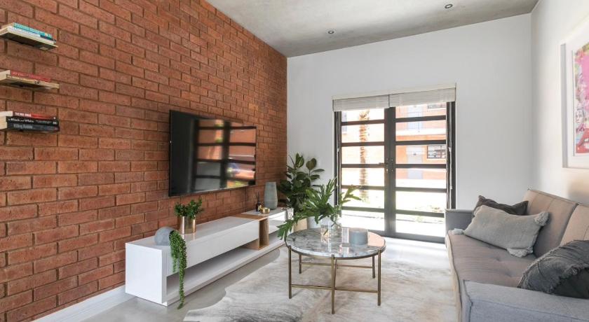 Trendy Melrose Apartment - image 10