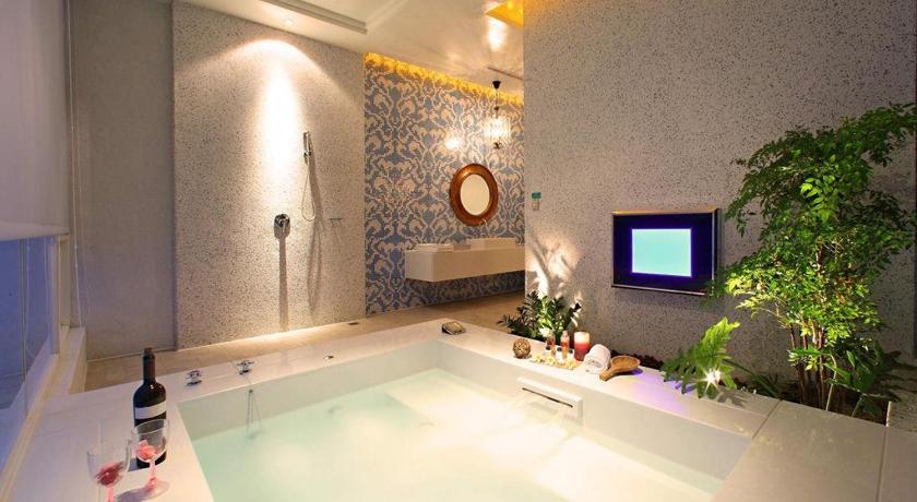 a bathroom with a large tub and a large mirror, Changhua Kui Kuan Motel in Changhua