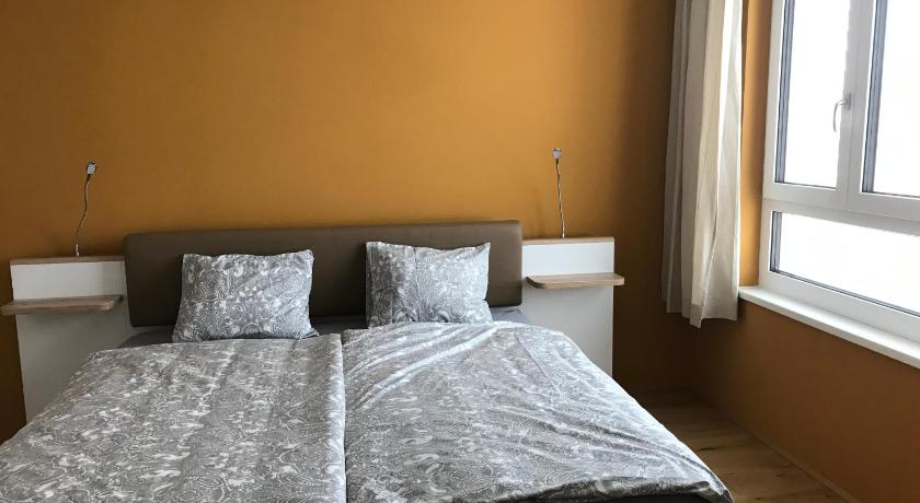 Spacious, Modern 1-bdrm Apt near VIC & Austria Ctr photo