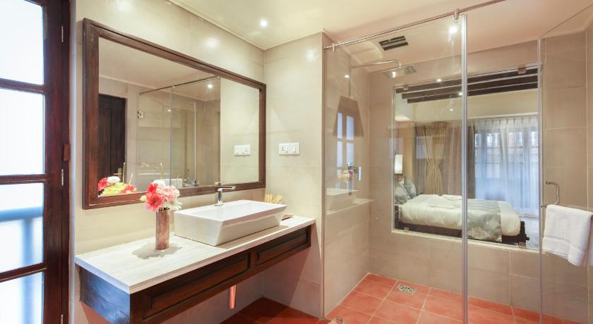 Image of Deluxe Queen Suite  15% food and beverage discount 2