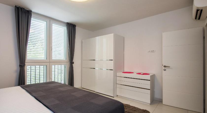 CITY AND BEACH LUXURY 4 STARS APARTMENT SPLIT photo