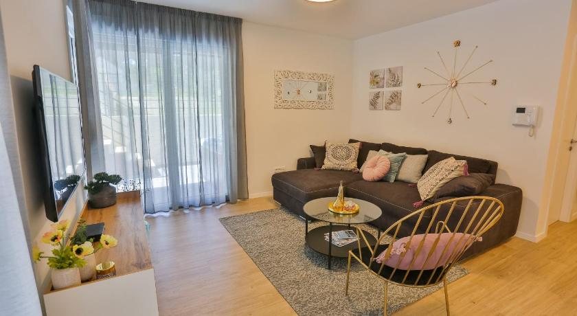 Luxury Urban Villa Apartments With Jacuzzi photo