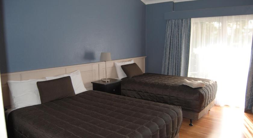 Airlie House Motor Inn photo