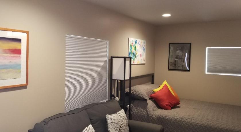 Best Little Guesthouse in Melrose! New Listing! photo