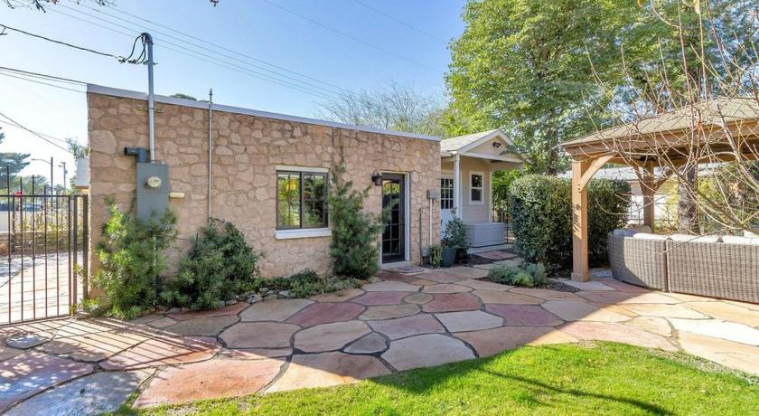Best Little Guesthouse in Melrose! New Listing! — Hotel in Phoenix (AZ)