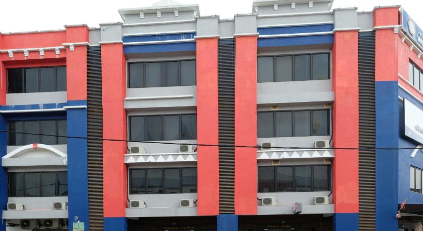 a large building with a lot of windows, Diamond Hotel in Kota Bharu