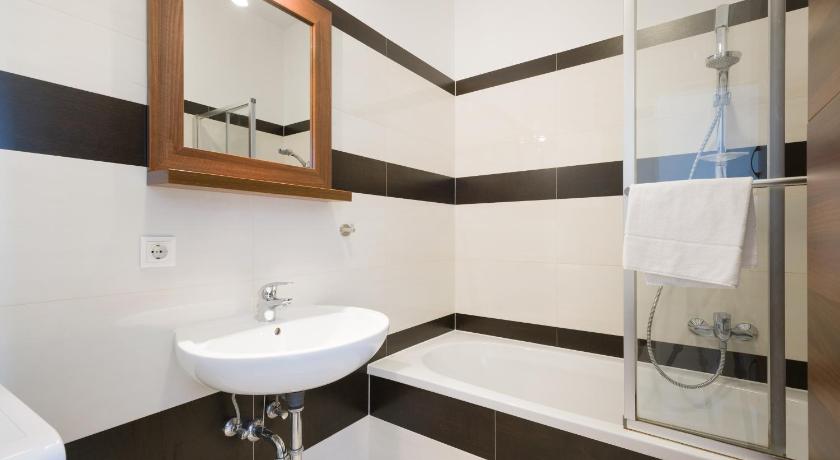 Image of Deluxe One-Bedroom Apartment (Top 21) 2